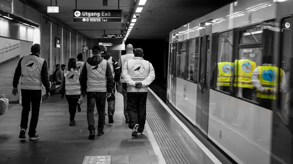 Natteravner går langs en T-banestasjon og er synlige til stede for ungdom i nærmiljøet.